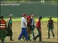 Imagens de TV dos reféns chegando à Venezuela