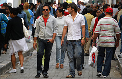 Cubanos caminando por las calles de La Habana. (Foto: Raquel Pérez)