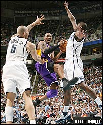 کوبی برایانت در حال حمله