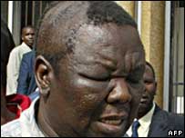 Ông Morgan Tsvangirai bị nhiều vết bầm dập và đi lại rất khó khăn sau hai ngày bị giam giữ