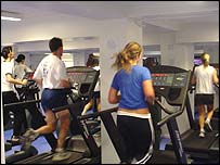 学生在健身中心