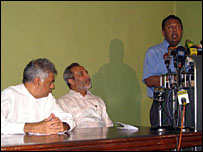Ranil Wickramasinghe, Rauff Hakeem and Mangala Samaraweera in a press conference (photo Elmo Fernando)