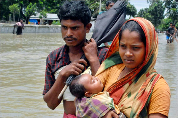 दक्षिण एशिया में बाढ़ से बेहाल लोग