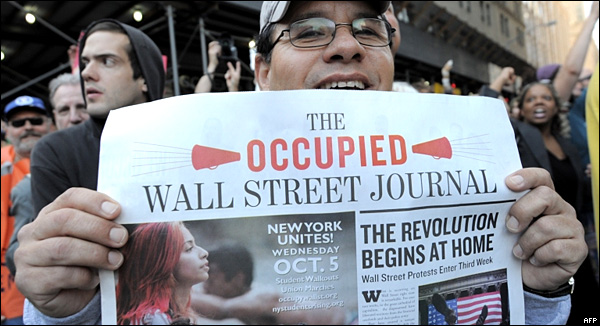 Un hombre sostiene una copia del 