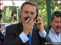 O presidente da Colômbia, Álvaro Uribe, é informado por telefone do sucesso da operação de resgate de reféns das Farc