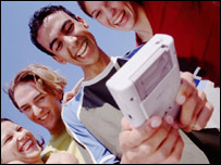 打游戏的青少年