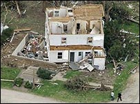 तूफ़ान से तबाह घर