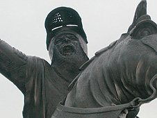 Cerflun Owain Glyndŵr yn arwain i ryfel yng Nghorwen