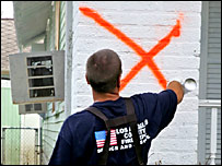 Ceset araması yapılan evler daha sonra işaretleniyor