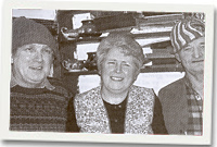 Llun o Tomi, Beti a Gareth yn portereadu cymeriadau'r nofel Caryl Lewis