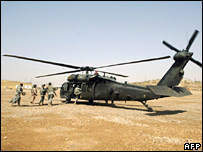 Soldados americanos sobrem em helicóptero Black Hawk em julho