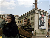 زنان افغان در کابل، از کنار عکس رئیس جمهور حامد کرزی عبور می کنند