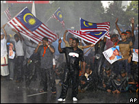 Người biểu tình bị phun nước