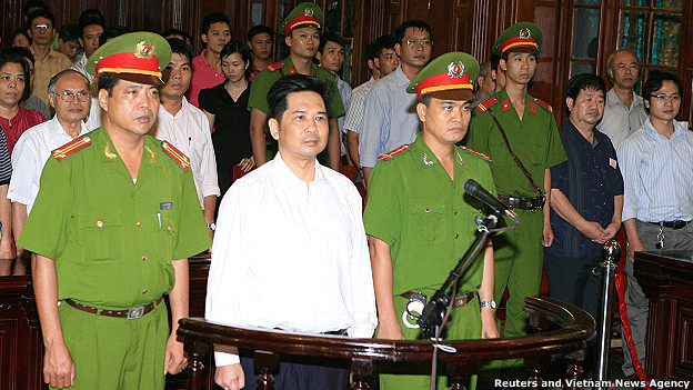 Ông Cù Huy Hà Vũ tại tòa ở Hà Nội hôm 2/8