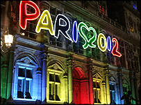 Paris'in adaylık ambleminin bulunduğu bir bina