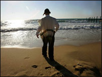 Judeu ultra-ortodoxo observa o mar perto do bloco de assentamentos de Gush Katif, na Faixa de Gaza