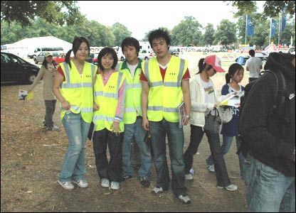 Mo Kyoung-jong (bên phải) và nhóm sinh viên tự nguyện tham gia công tác tổ chức lễ hội