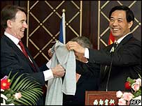 AB ticaret temsilcisi Peter Mandelson ile Çin Ticaret bakanı Bo Şilai