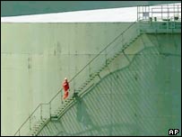 Một công nhân tại bể chứa dầu Esso