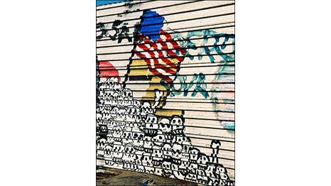 Graffiti de la bandera de EE.UU. sobre calaveras. Foto: María Teresa Fernández