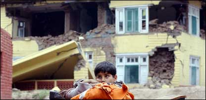  ملبے میں پھنسے ہوئے لوگ