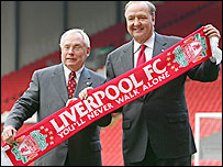 手持利物浦球队领巾的希克斯（左）