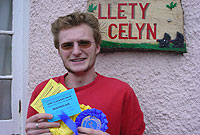 Russell Jones yn dal gwobrau