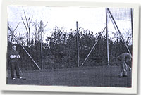 John Glyn yn paratoi i golbio'r bêl gydag Elis yn edrych arno'n wyliadwrus.