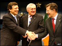 Barroso, seçildiği oylama sonrası Chris Patten ve Romano Prodi ile el sıkışıyor