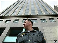 policial vigia sede da Yukos