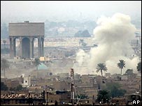 Bağdat'ın batısından yükselen duman