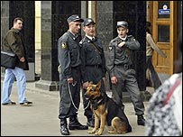 Công an Nga dẫn chó đi tuần