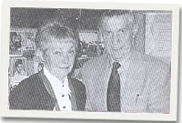 Pat Rowley yn cael ei llongyfarch gan y cyn faer, Gordon Williams