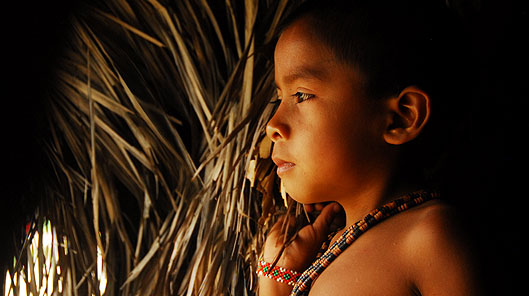 Bushe, bachgen chwe mlwydd oed o lwyth y Matis © Willow Murton