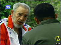 Fidel Castro com Hugo Chávez (de costas)