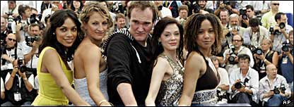 کوئنتین تارانتینو به همراه بازیگران فیلمش "گواهی مرگ"