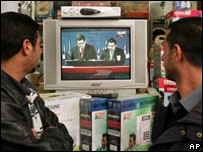 Irak'ta seçim sonuçlarını televizyondan izleyen iki kişi