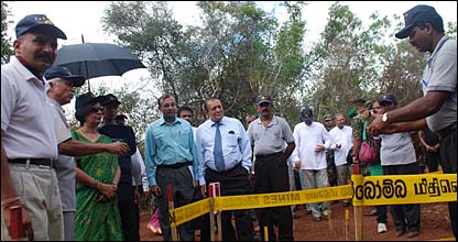 Nirupama Rao visiting Vavuniya IDP camps (photo: Dinasena Rathugamage)