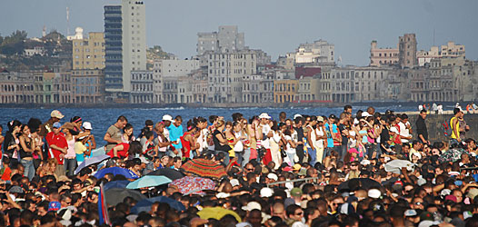 Gente congregada en La Habana. (Foto: Raquel Pérez)