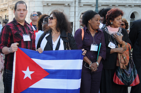 Emigrados cubanos rindiendo honores a José Martí en el Parque Central de La Habana. (Foto: Raquel Pérez)