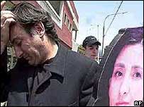 O marido de Ingrid Betancourt, Juan Carlos Lecompte, com cartaz da ex-candidata