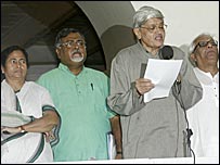 राज्यपाल के साथ नेता (फ़ाइल फ़ोटो)