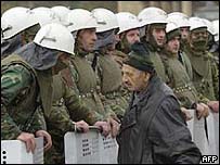 Поліція і учасник протестів у Грузії