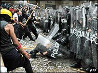 Policial cai durante confronto com manifestantes em Guadalajara