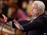 O senador republicano John McCain, discursando durante a Convenção Nacional Republicana em Nova York, nesta segunda-feira