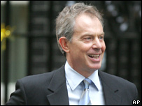 Blair deixa a residência oficial de Downing Street após ser interrogado pela polícia