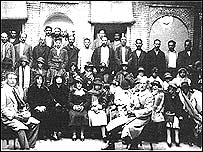 حضور زنان و مردان در کنار هم، برای نخستين بار بعد از اعمال قانون کشف حجاب(1314)