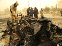 Soldado iraquiano observa destroço de carro-bomba que explodiu nesta 2ª-feira