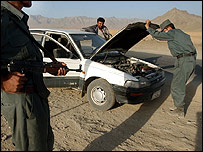 بازرسی وسایط نقلیه در بیرون کابل