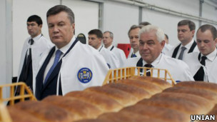 Віктор Янукович і Анатолій Присяжнюк на новому хлібзаводі 